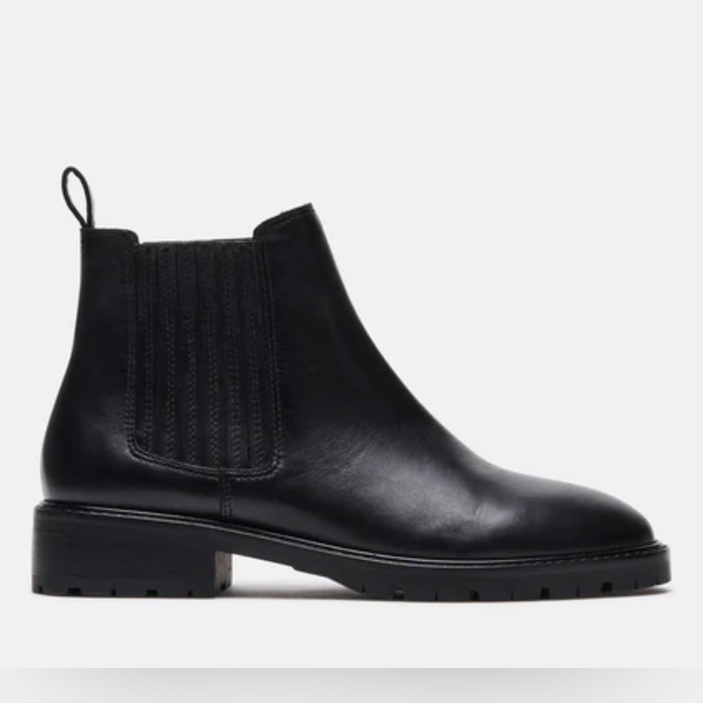 Steve Madden Chealsea Boot Black Leather Size 6.5